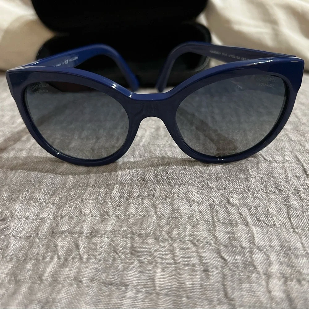 CHANEL Blue Oversized Round Sunglasses with Black Gradient Lenses